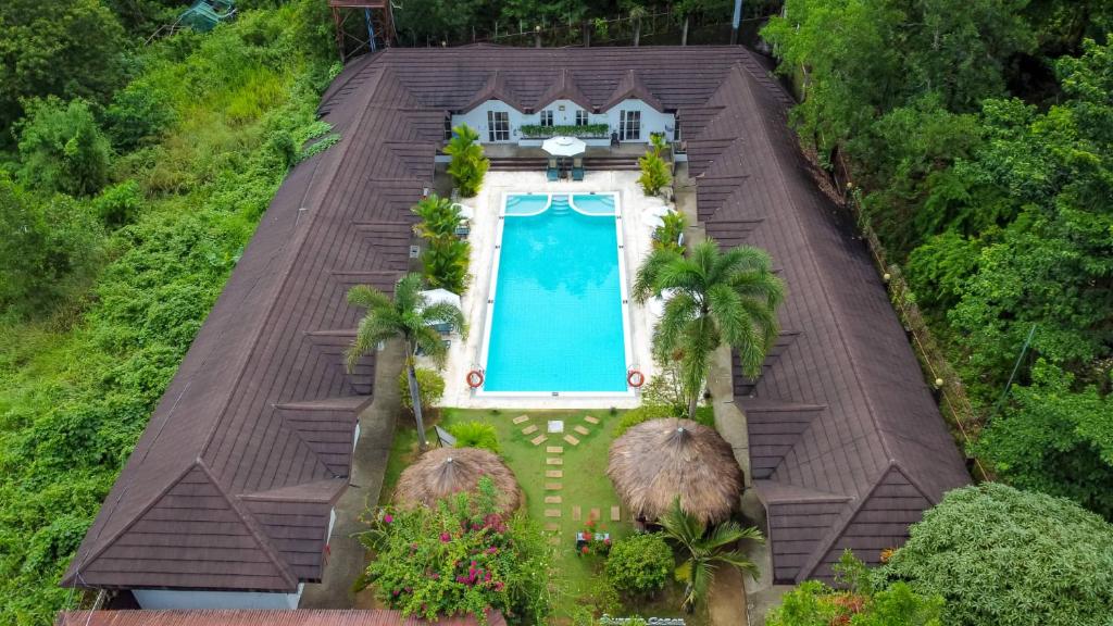 科隆Sunz en Coron Resort的享有带游泳池的房屋的空中景致