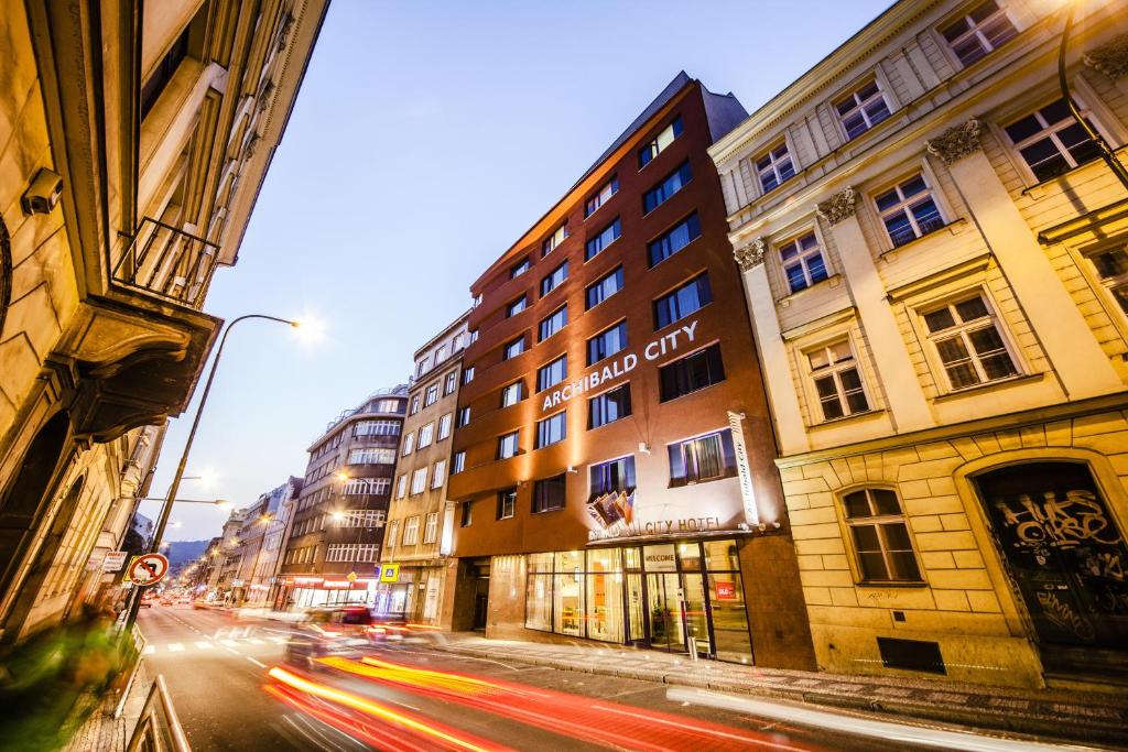布拉格阿茨巴城市酒店的一条繁忙的城市街道,有建筑和汽车