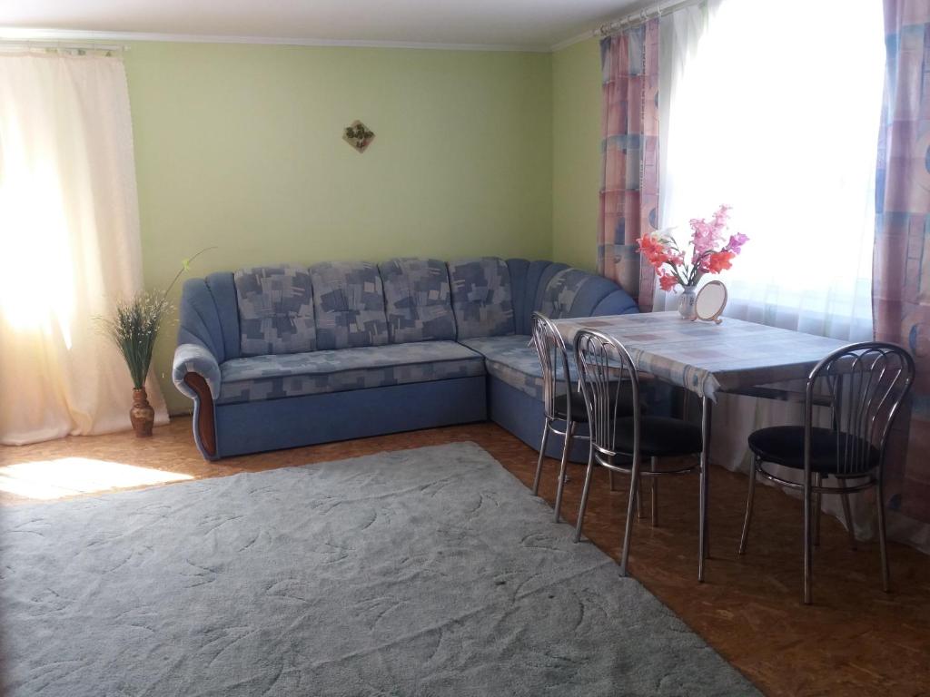 SzackЦипель 1的客厅配有沙发和桌椅