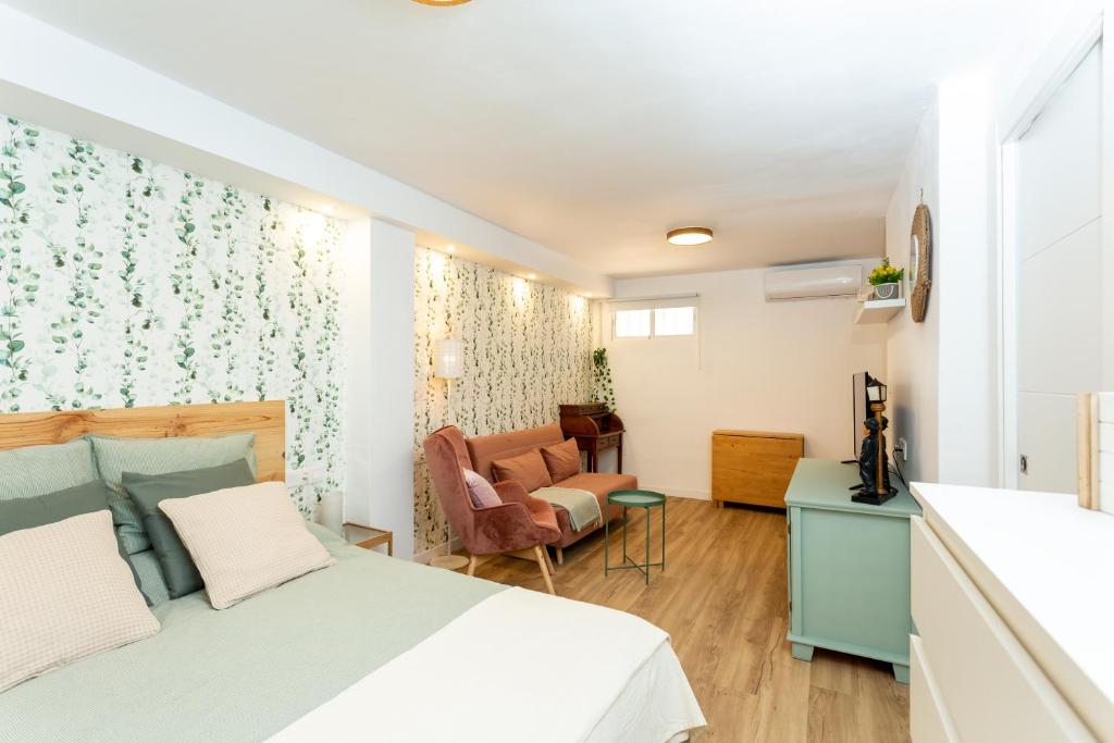 格拉纳达Apartamento Rauda 51 B, Granada的一间卧室配有一张床、一张桌子和一把椅子