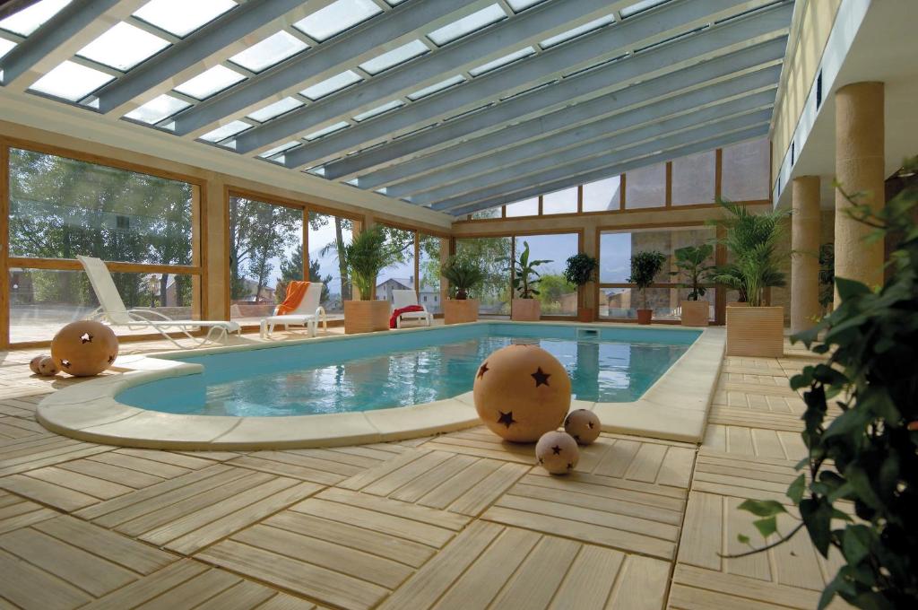 布齐耶比利牛斯2000普拉德拉酒店的一个大游泳池,前面有泰迪熊