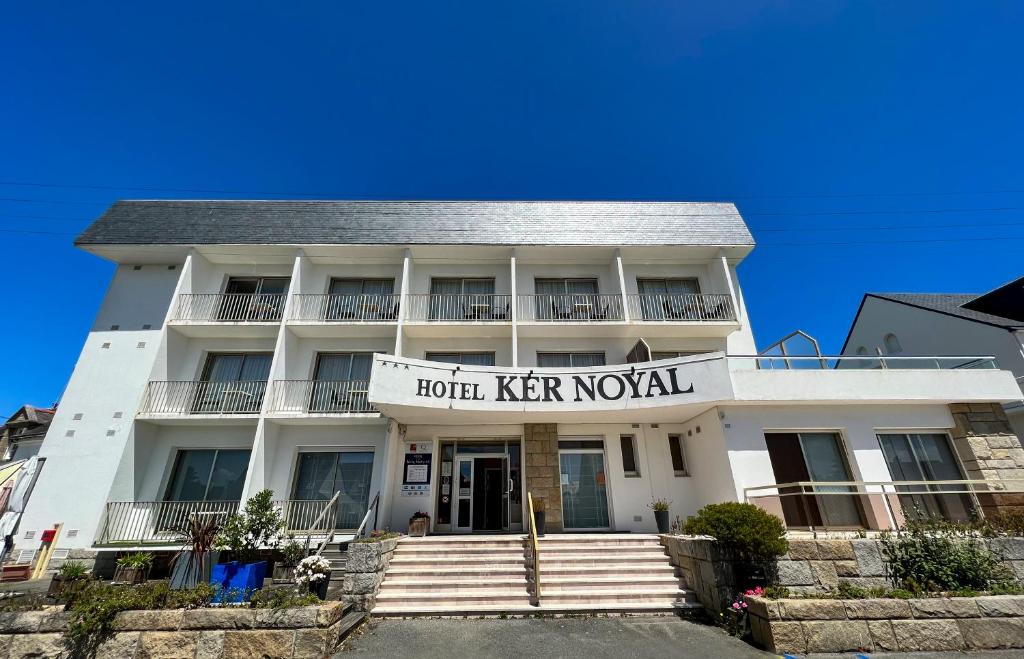 基伯龙科尔诺亚奎贝隆普拉奇酒店的白色的建筑,上面有读酒店海军的标志