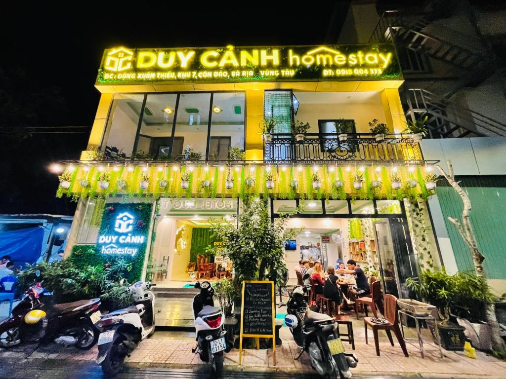 昆岛Duy Cảnh Homestay的门前停有摩托车的餐厅