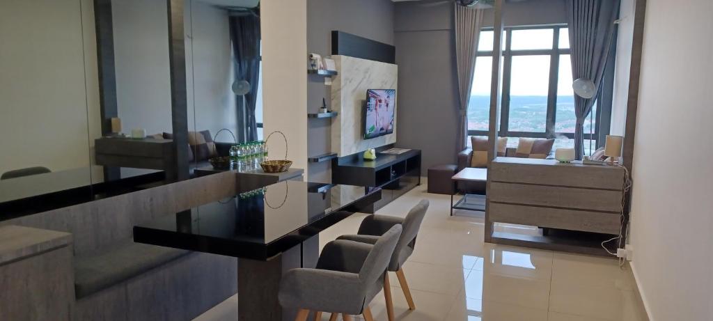 新山Modern Lifestyle ARC Austin Hills的客厅配有带椅子的柜台和书桌