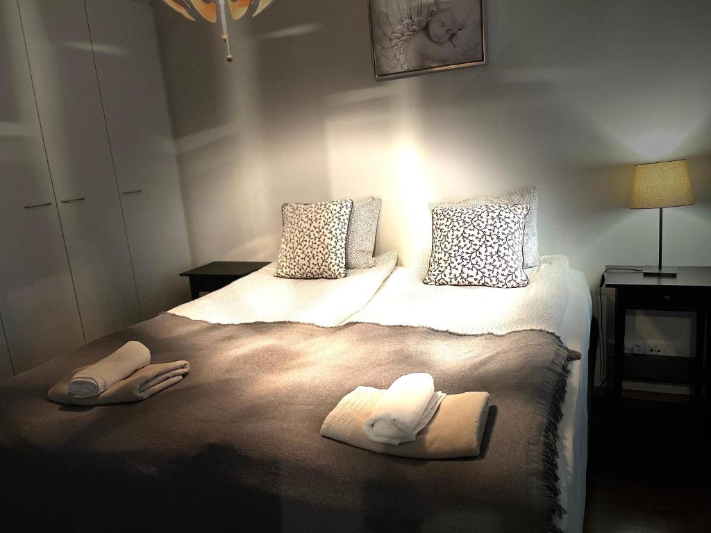 万塔Galaxy Apartments Airport的一间卧室配有一张床,上面有两条毛巾