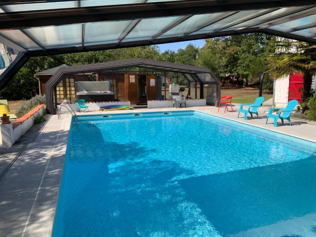 Commensacq杜曼德拉贝鲁住宿加早餐旅馆的一个带凉棚和房子的游泳池