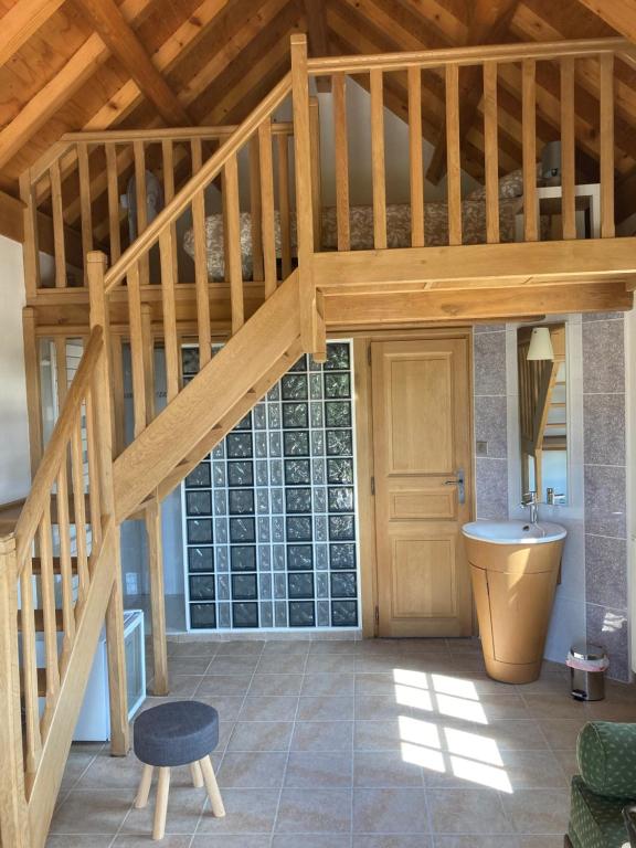 BroyeCharmante maisonnette indépendante的一间带木制楼梯和卫生间的浴室