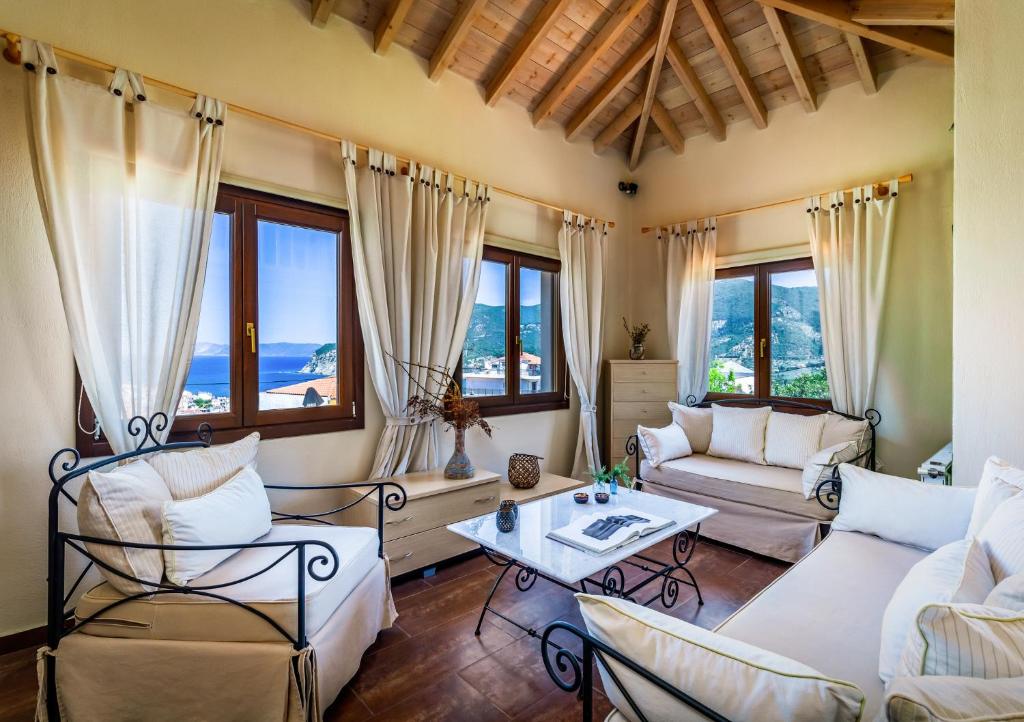 斯科派洛斯Fasolaki, Skopelos Town的客厅配有白色家具和窗户。