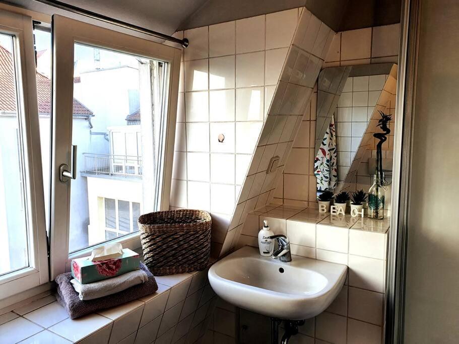 罗斯托克Rostock hautnah erleben - schöne Maisonette 2OG的一间带水槽和窗户的浴室