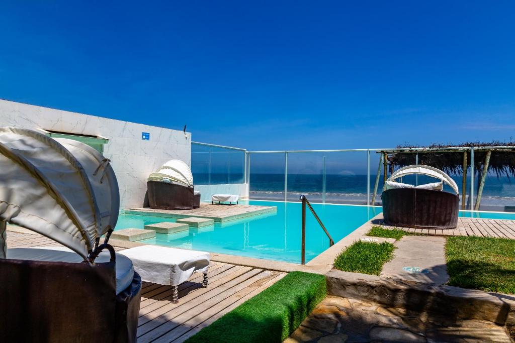 曼克拉Hotel Del Mar Mancora的海景游泳池