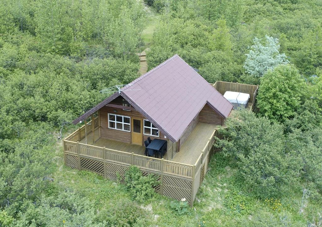 阿克拉内斯Cozy Cottage in Icelandic nature with Hot tub的紫色屋顶房屋的顶部景色