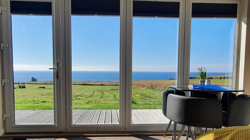 LatheronCastle Shieling的客房设有海景窗户。