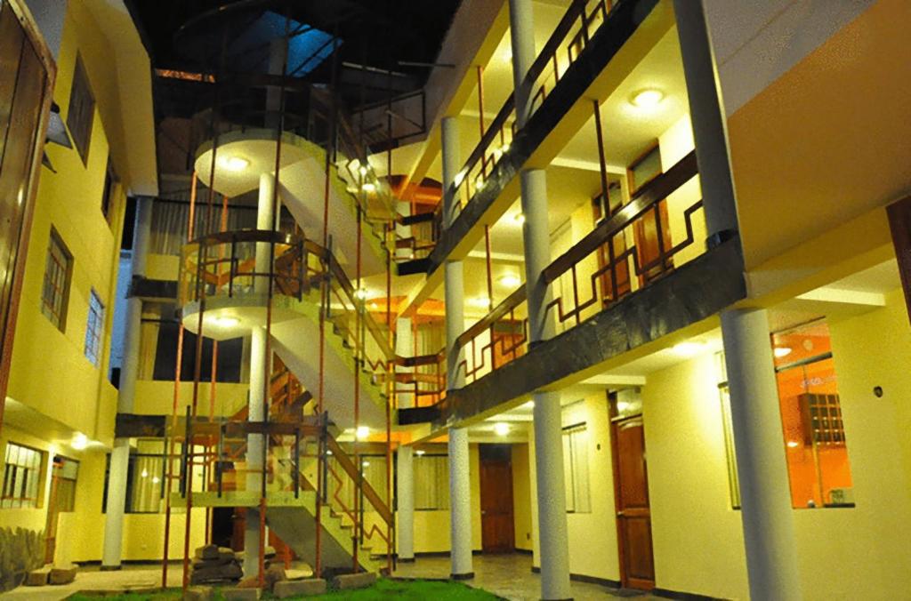 库斯科奇拉坤特酒店的中间有螺旋楼梯的建筑