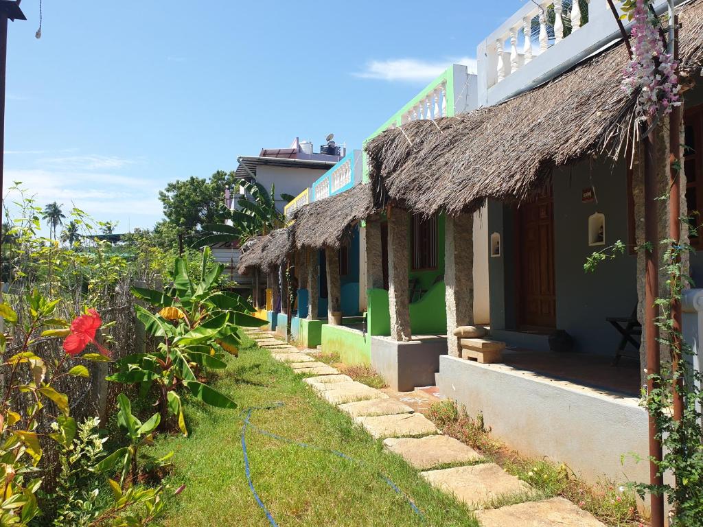 坦贾武尔TANJORE HOME STAY的一排茅草屋顶的房屋