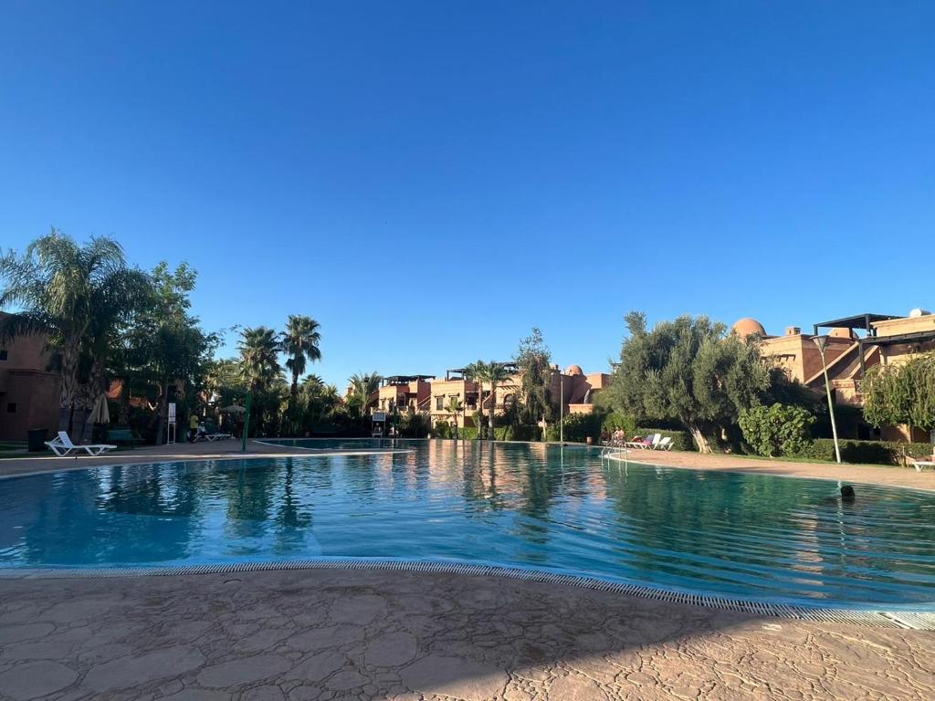 马拉喀什atlas golf resort marrakech " Maison à 03 chambres avec jardin privé "的城市中心的一个游泳池