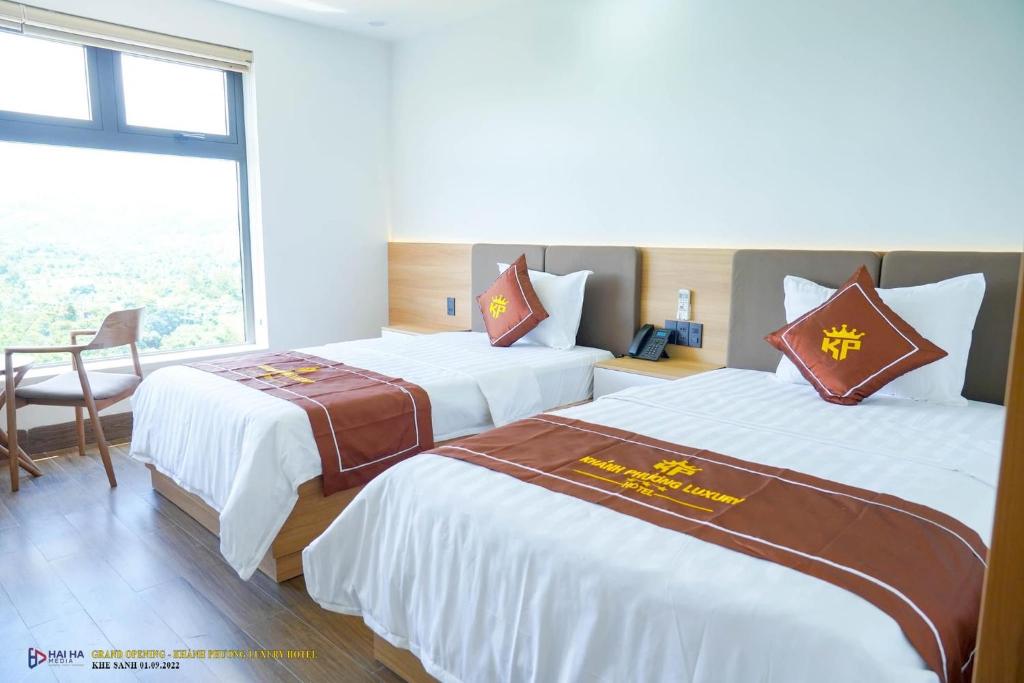 Châu Làng ChánhKhánh Phương Luxury的酒店客房设有两张床和窗户。