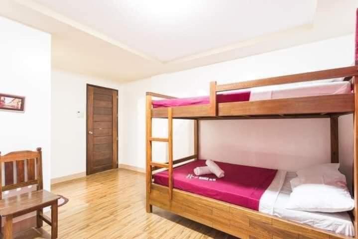 美岸Vostro e Nostra的一间卧室设有两张双层床和一张桌子