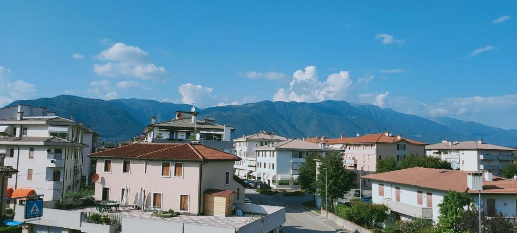 San GiacomoDa Romano的享有以山脉为背景的小镇美景。