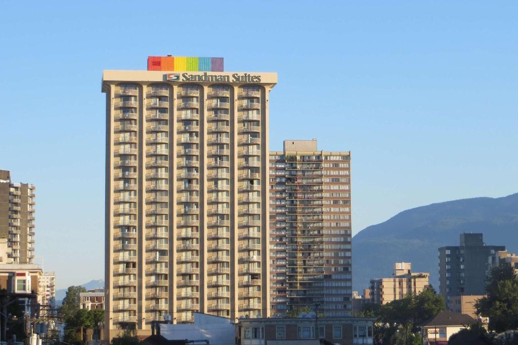 温哥华戴维桑德曼套房酒店的一座高大的建筑,上面有标志