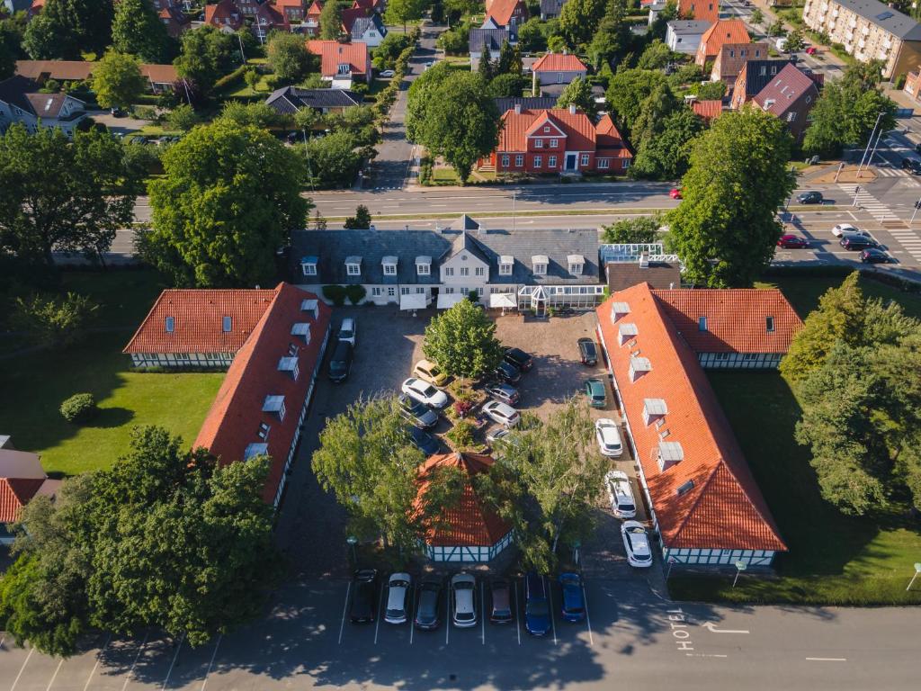欧登塞Hotel Knudsens Gaard的校园的顶部景观,带停车场
