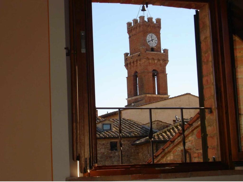 皮恩扎科尔特安蒂卡公寓的从窗口欣赏钟楼的景色