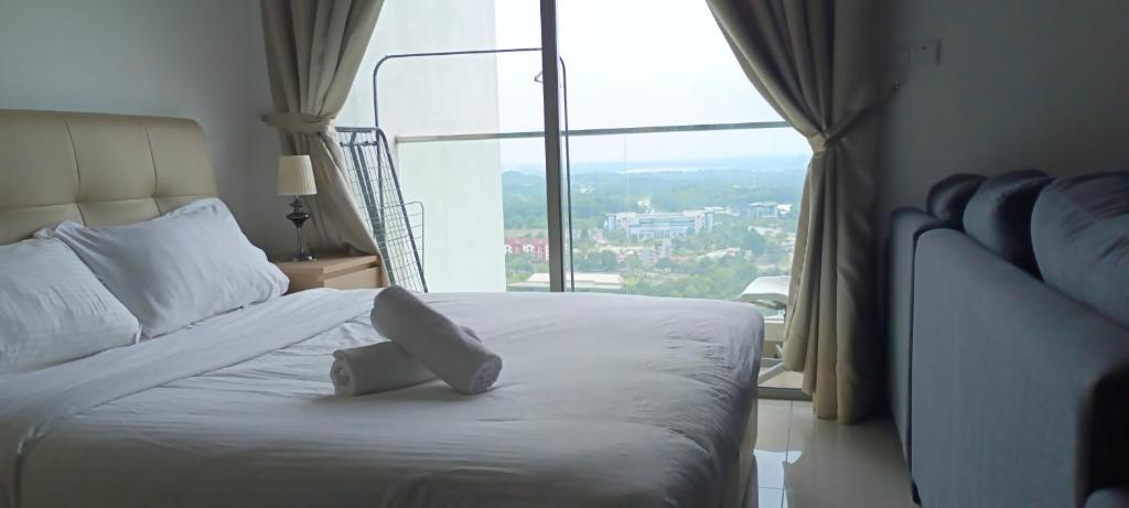 塞贝维Cyberjaya cybersqure peace home的卧室配有白色的床和大窗户