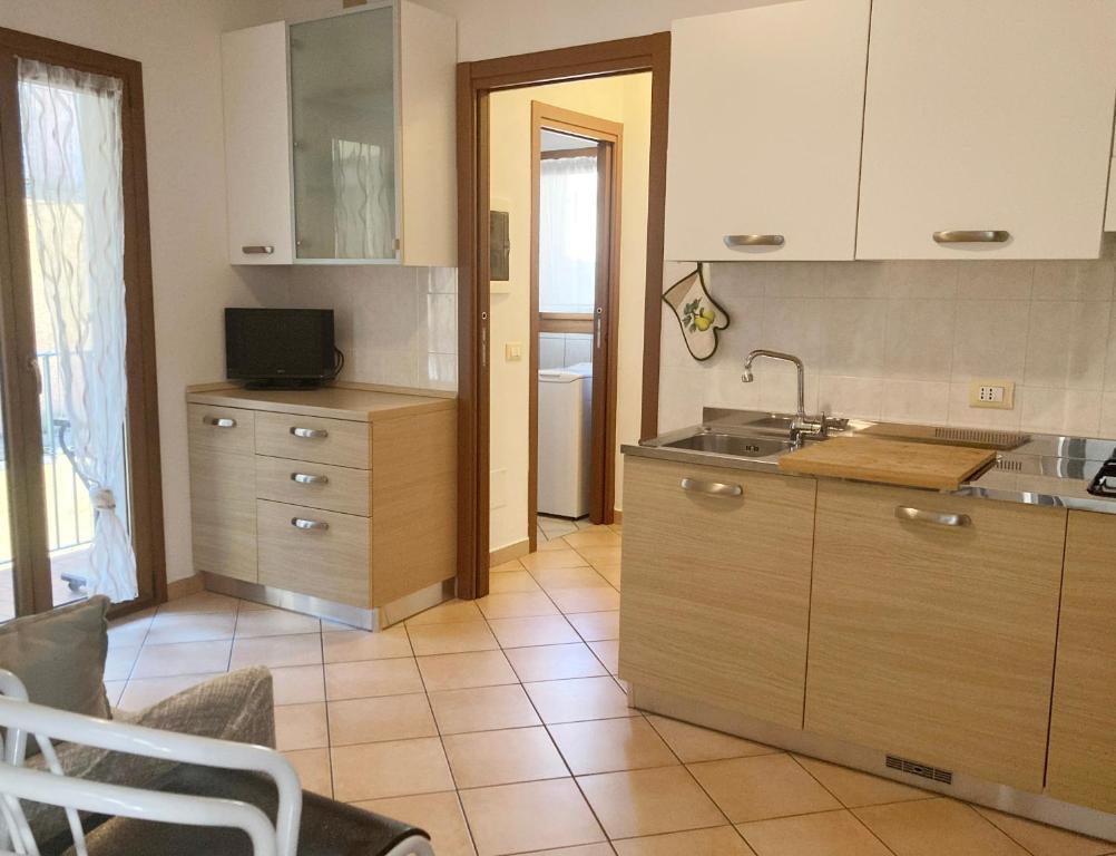 巴尔齐奥Lovely apartment in center of Barzio的厨房配有水槽和台面