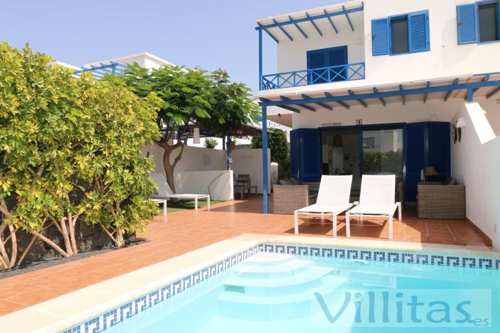 普拉亚布兰卡VILLA DUNIA by Villitas的一座带游泳池和房子的别墅