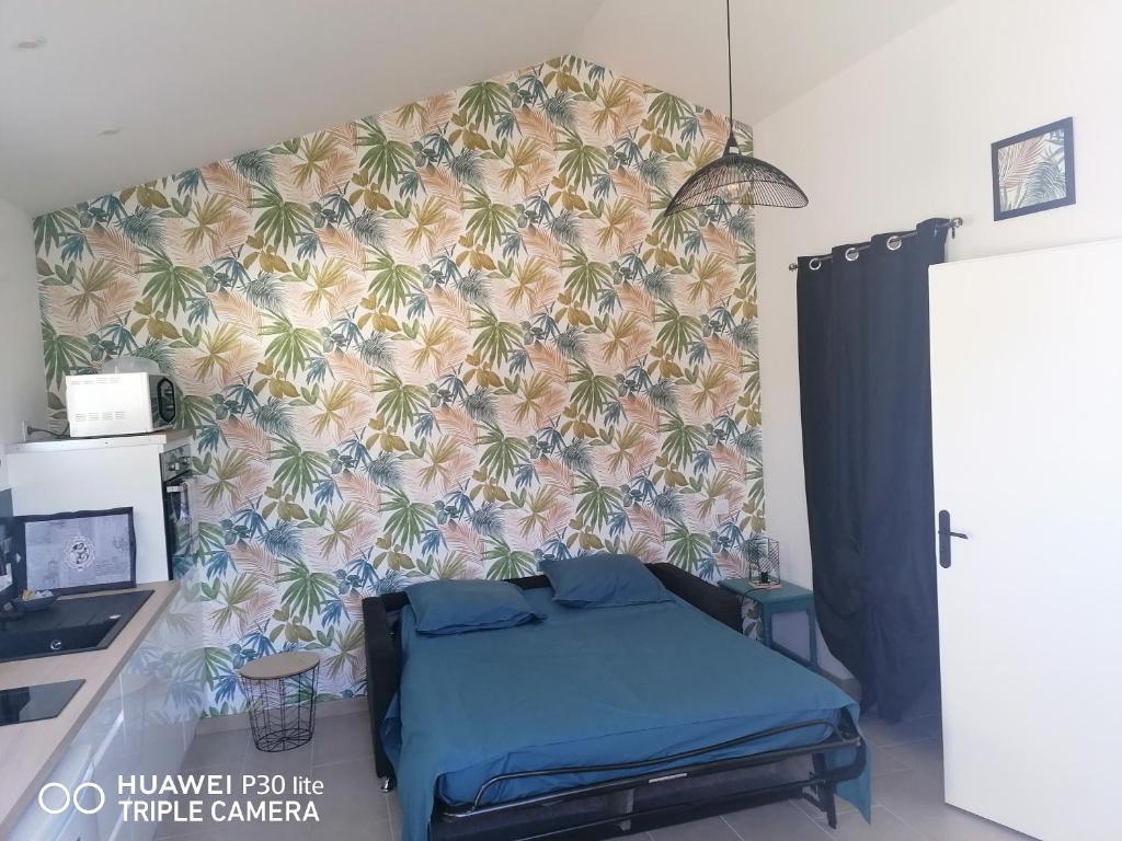 沙朗Studio的棕榈树墙纸的房间里一张床位