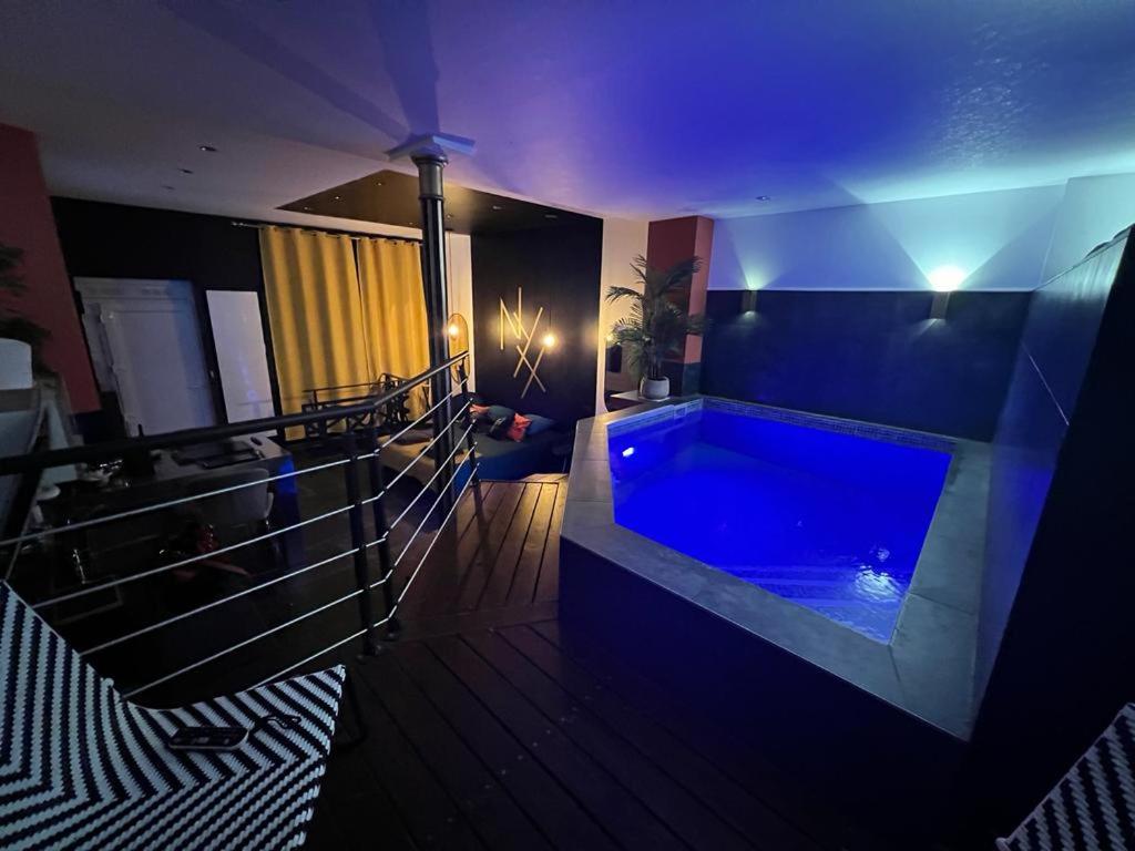 第戎Nyx suite d’exception的一间大浴室,里面装有蓝色的浴缸