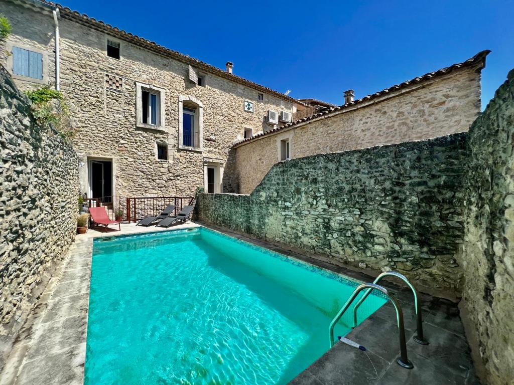 拉聂La Villa 1777的一座建筑的庭院中的游泳池