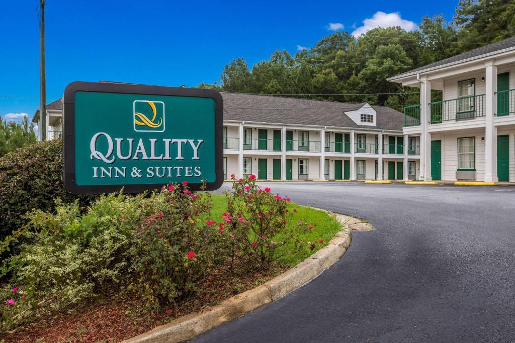 TurnwoldQuality Inn & Suites near Lake Oconee的优质旅馆和套房的标志