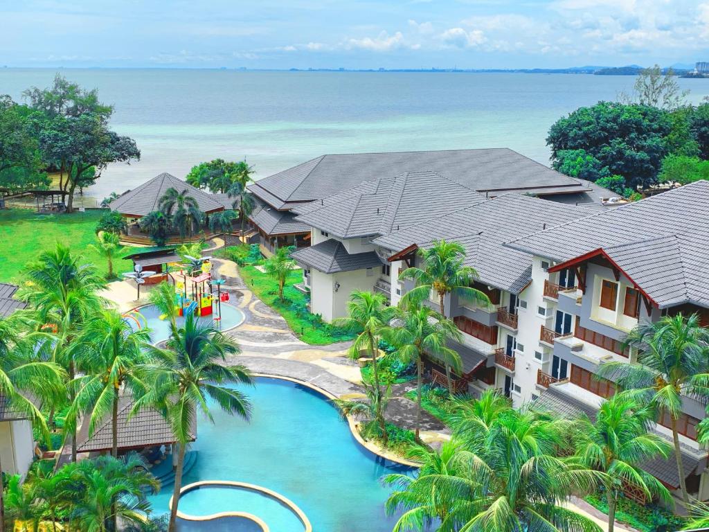 波德申Villea Port Dickson的享有带游泳池和海洋的度假村的空中景致