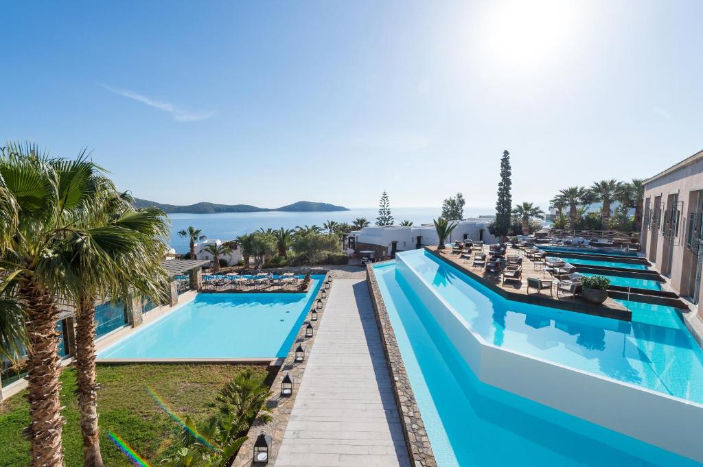 伊罗达Aquila Elounda Village Resort, Suites & Spa的度假村游泳池的图片