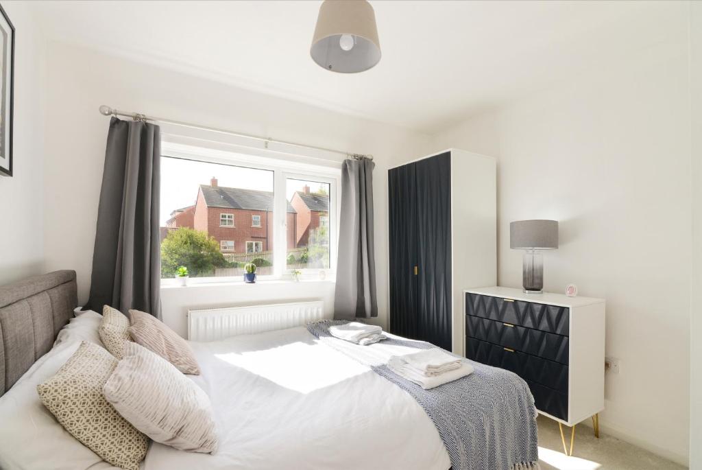 诺丁汉Alderton House - Spacious 3 Bed with Parking的一间卧室设有一张床和一个大窗户