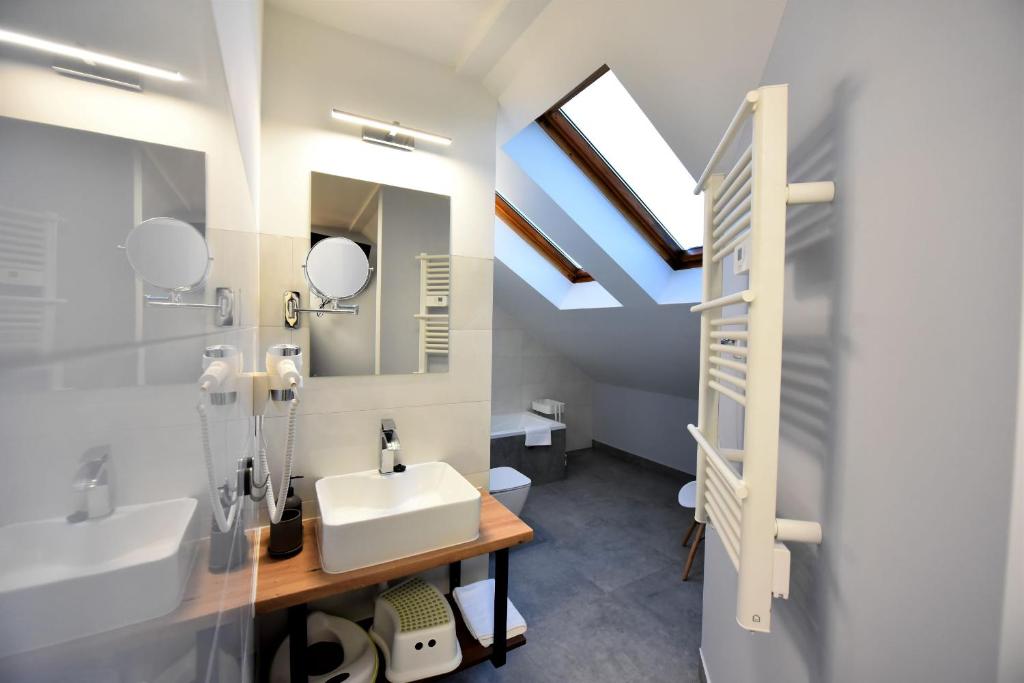 哈伊努夫卡Pensjonat Zuzanna的一间带水槽和镜子的浴室
