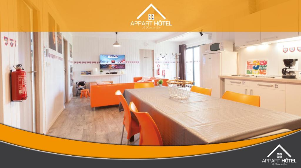 Les RosiersAppart'hôtel Les Prés Blondeau de 1 à 10 personnes的厨房以及带桌椅的用餐室。