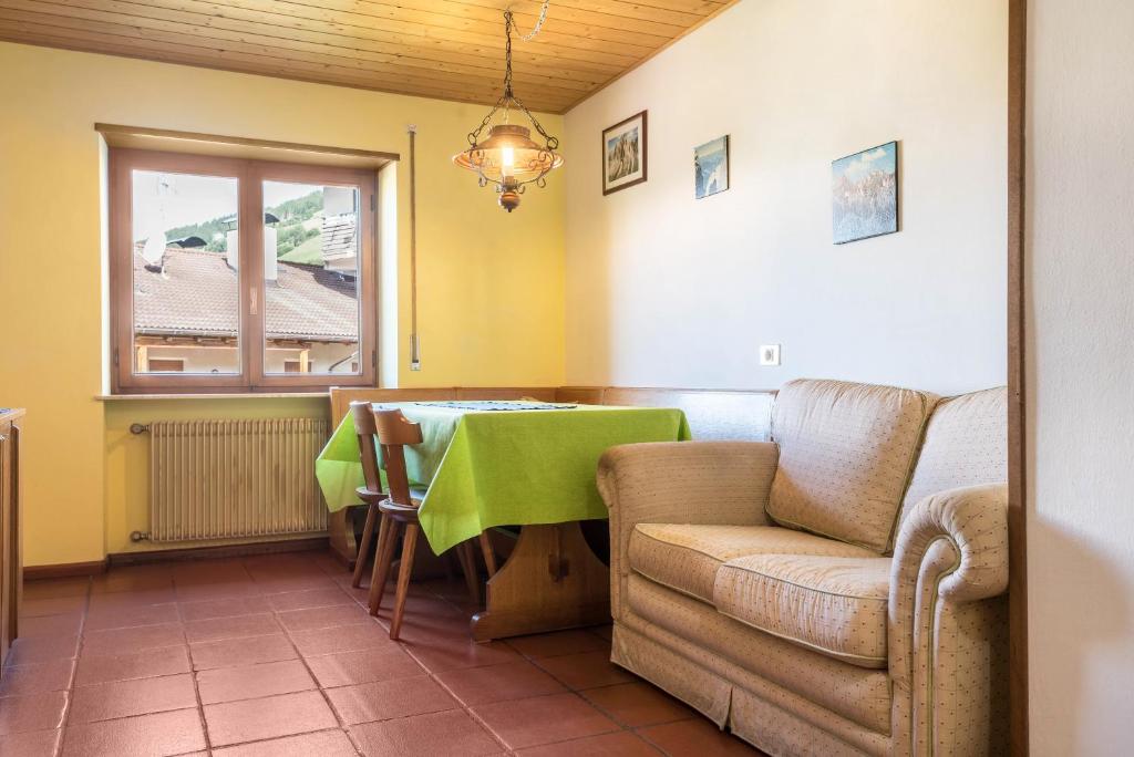 富内斯Pension Sonia App 104的客厅配有绿桌和沙发