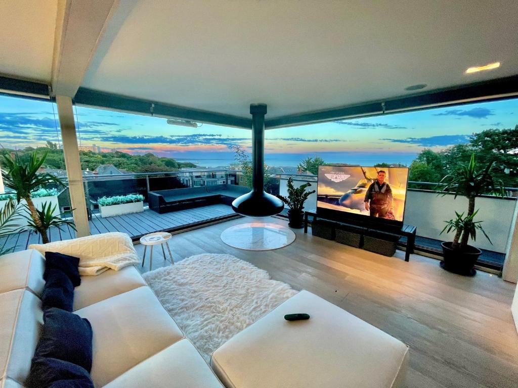 伯恩茅斯The Beach Hytte - Stunning Sea View Penthouse的客厅配有白色沙发和电视
