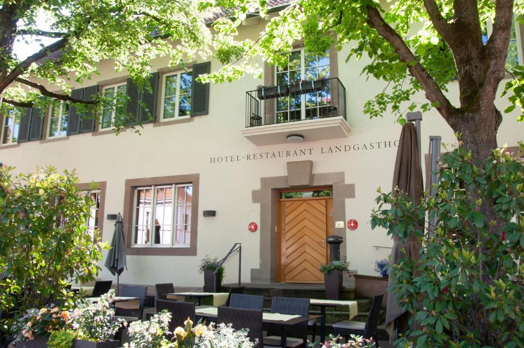 巴塞尔Hotel Landgasthof Riehen / Basel的一座位于酒店庭院的建筑,议会大厦景观