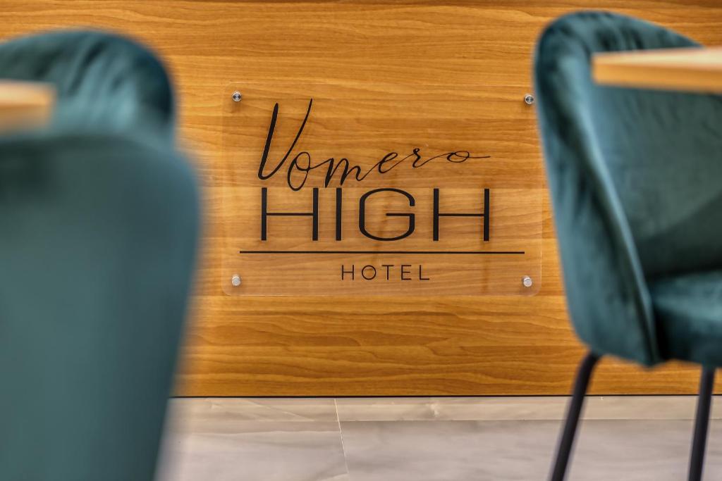 那不勒斯Vomero High Hotel的木墙上高高地 ⁇ 的标语