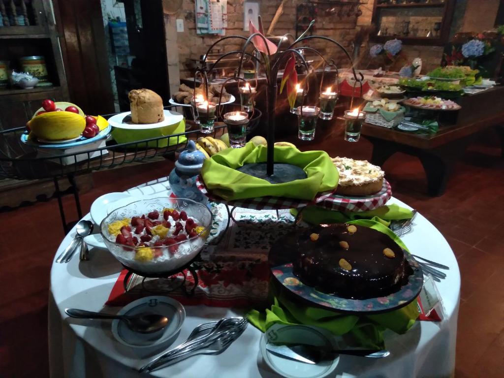 伊塔蒂亚亚维斯塔林达酒店的一张桌子上有很多种不同的食物