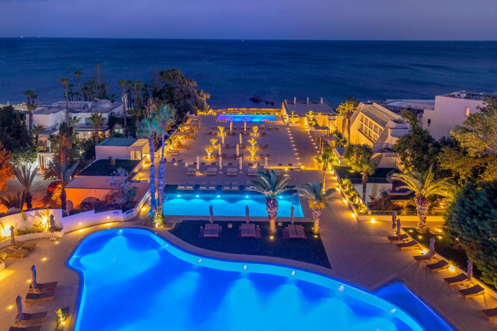 哈马马特Royal Azur Thalassa的夜间享有度假村游泳池的空中景致