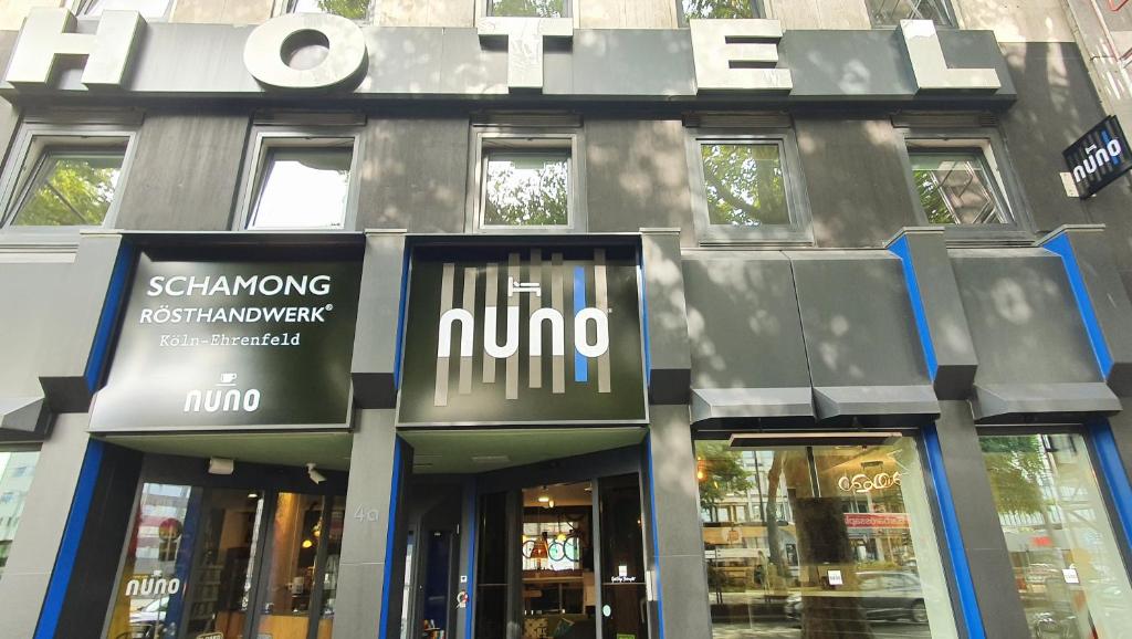 科隆NunoHotel的前面有标志的建筑