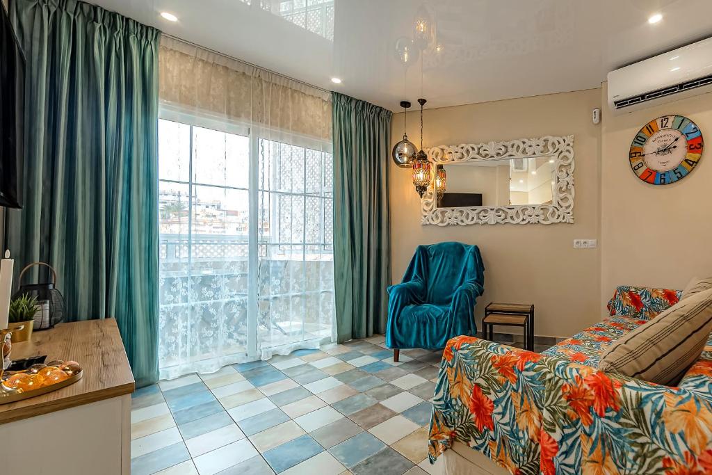 阿德耶Luxury two-bedroom apartment Four Seasons的一间卧室,卧室内配有一张床和一把椅子