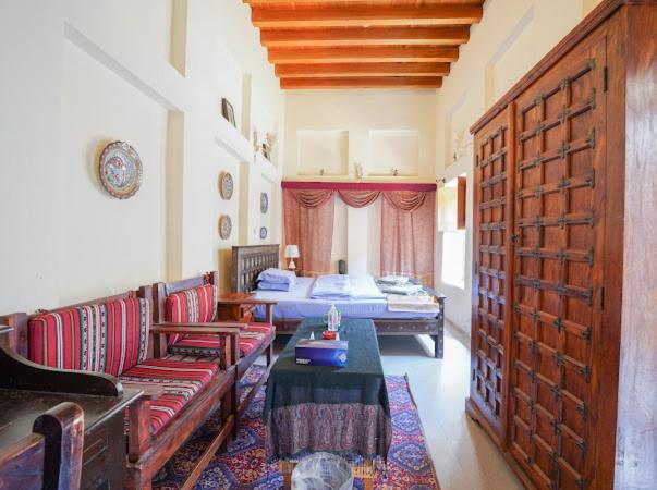 迪拜Heritage Home Guest House的带沙发和桌子的客厅