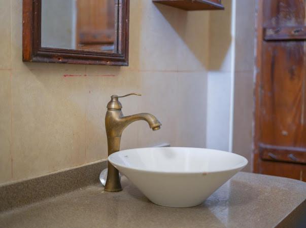迪拜Heritage Home Guest House的浴室水槽设有白色碗和水龙头