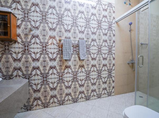 迪拜Heritage Home Guest House的设有带卫生间的浴室内的淋浴帘