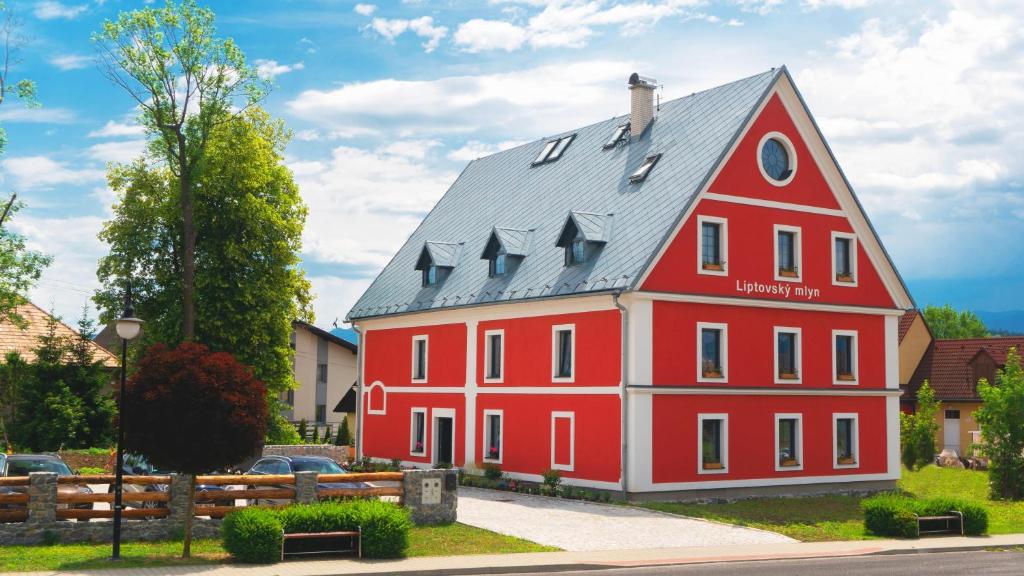 Liptovská TepláLiptovský mlyn的灰色屋顶的红色房子