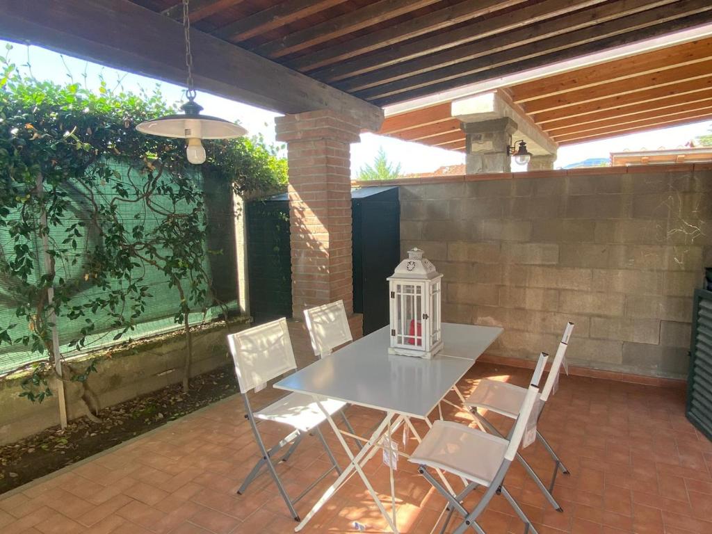 卡潘诺里casa GIRASOLE的庭院里的白色桌椅